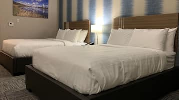 Schreibtisch, Verdunkelungsvorhänge, schallisolierte Zimmer