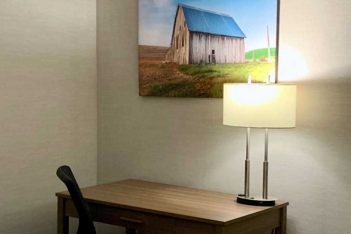 Schreibtisch, Verdunkelungsvorhänge, schallisolierte Zimmer