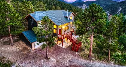 Mountain View Retreat - Epic Views, Pool Table & Garage
