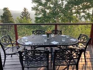 Outdoor dining - Mountain View Retreat - Epic Views, Pool Table & Garage (Rollinsville)