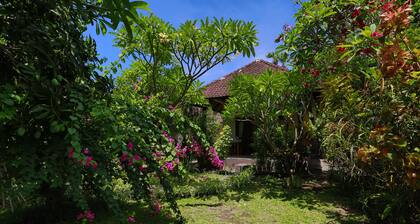 Kirana Homestay - Leaf Bungalow
