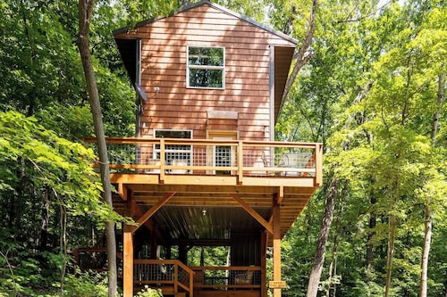 Barn Owl Inn Treehouse - Private Hot Tub