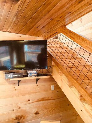 Interior - BARN OWL INN · NO SUNDAY CHECK INS , HOTTUB- TREEHOUSE (Guild)