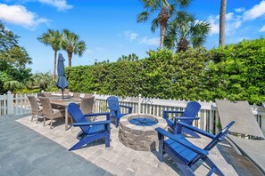 Outdoor dining - Luxury Home,  Gulf Views, Private Pool/Jacuzzi, Movie Theater, Golf Cart Rental (Destin)