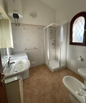 Dusche, Bidet, Handtücher, Seife