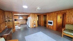 Ein Holzinnenraum mit Küche, Essbereich und Wohnzimmer.