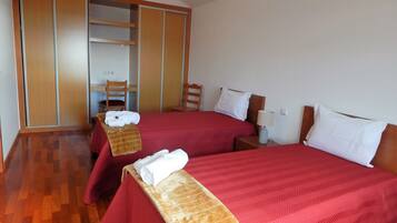 Chalé básico, 1 quarto | Espaço de trabalho para notebook, quartos à prova de som