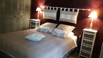 2 slaapkamers, een bureau, een strijkplank/strijkijzer, wifi