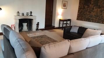 Televisie, een dvd-speler en boeken