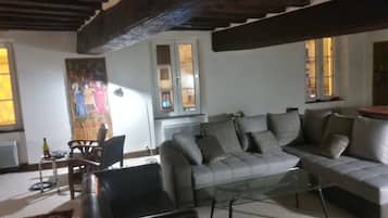 Televisie, een dvd-speler en boeken