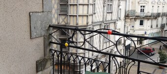 Spacious apartment ideally located, lots of charm, terrace,