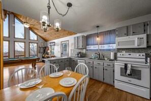 Fridge, microwave, oven, stovetop - Serene cabin with gorgeous panoramic views (Sevierville)