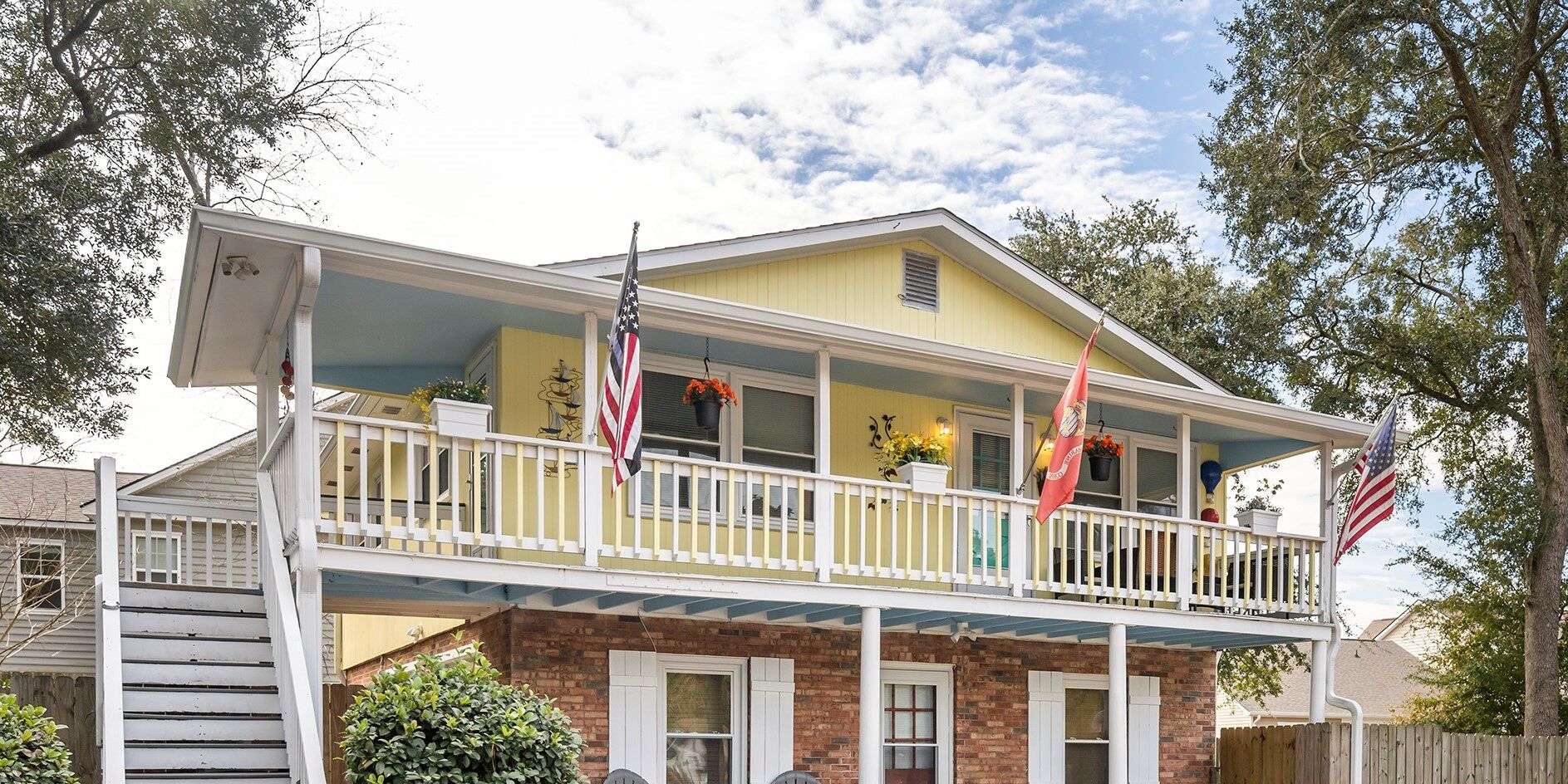 Modern retreat, pet friendly-sleeps 6. Upper Unit in Beaufort, SC