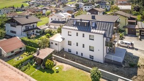 Un quartier résidentiel avec des maisons modernes, dont certaines sont dotées de balcons et de panneaux solaires.
