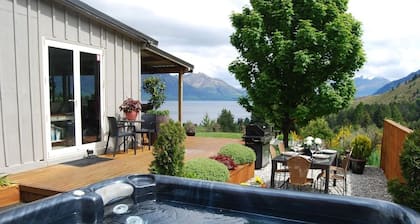 Cute Cottage with Hot Tub & Uninterrupted Lake Views