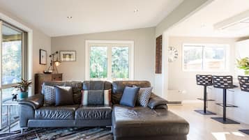Smart TV, fireplace, books, stereo