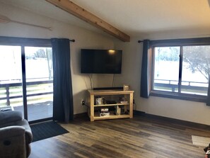 Smart-TV, DVD-Player, Bücher