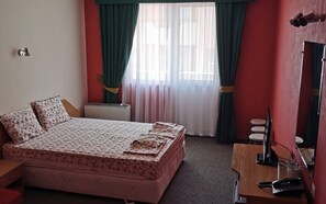 Escritorio, cortinas blackout y tabla de planchar con plancha 