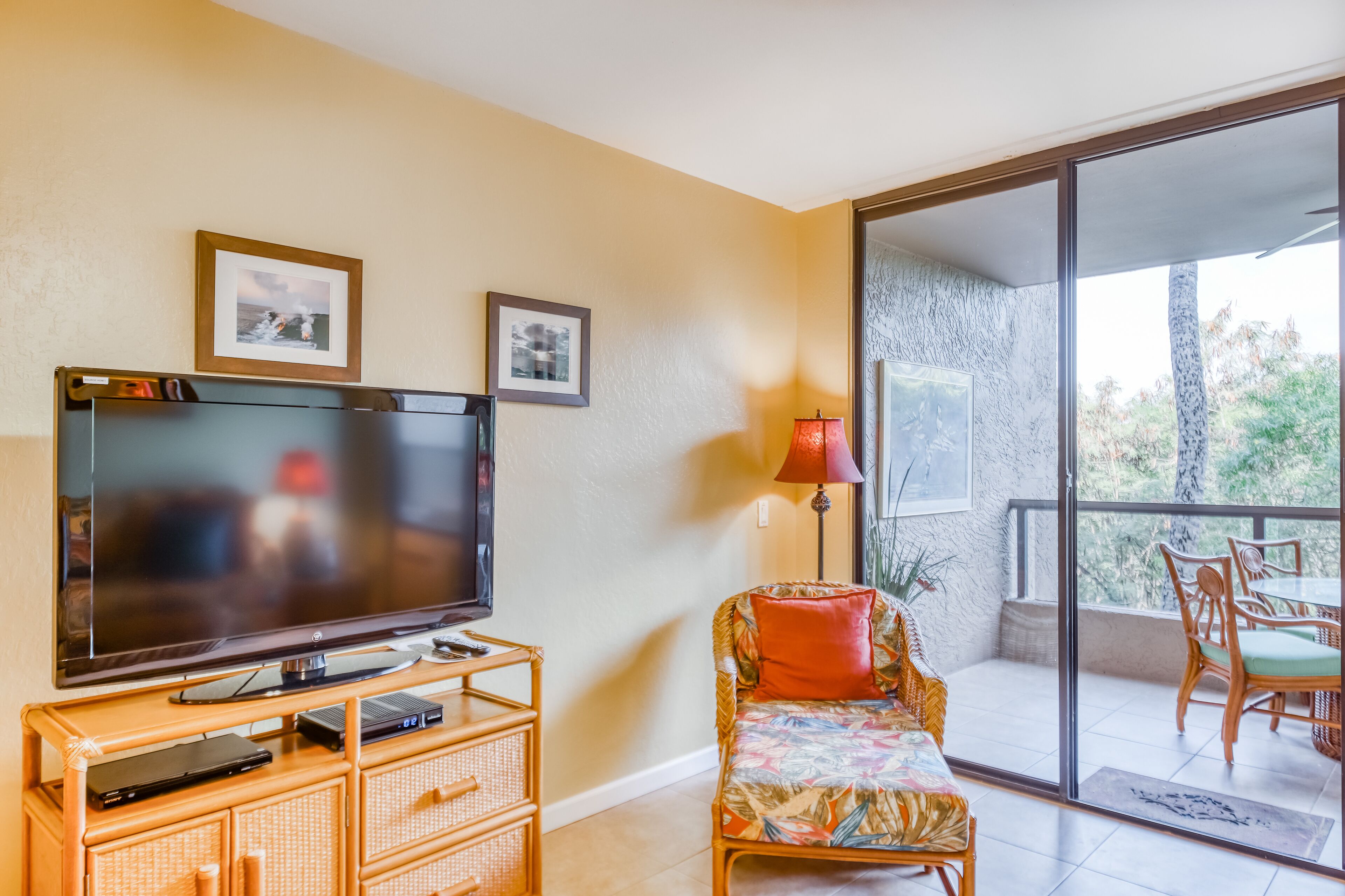 Fourth-floor condo with free WiFi, furnished lanai, shared pool