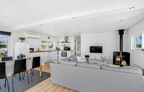 TV, fireplace, table football - Awesome home in øster assels with sauna (Øster Assels)