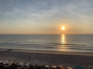 Accommodatie ligt op het strand, ligstoelen, strandlakens