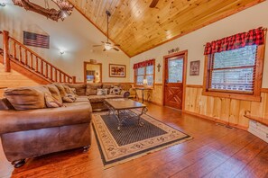 Smart TV, fireplace - Free Tickets! Indoor Heated Pool & Pet Friendly (Cosby)
