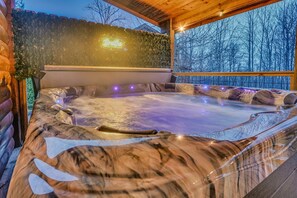 Un jacuzzi con revestimiento de madera y un letrero de neón.