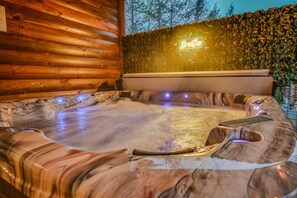 Outdoor spa tub - Free Tickets! Indoor Heated Pool & Pet Friendly (Cosby)