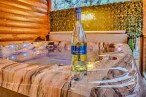 Une bouteille de vin rosé posée sur un comptoir en marbre, dans un cadre de spa.