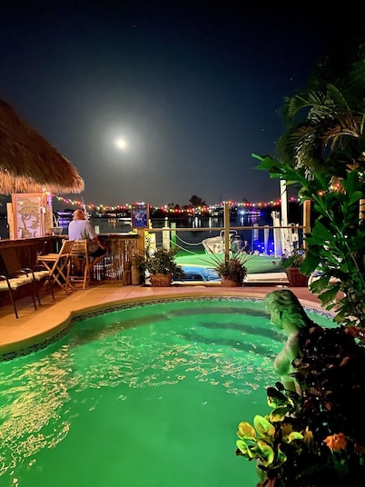 CLEAR water views @Tiki haven! Quick ocean access, Pool, HotTub, FUN! FREE ICE!