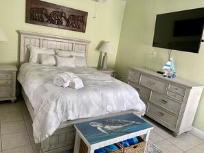 2 bedrooms, in-room safe, desk, iron/ironing board - CLEAR water views @Tiki haven! Quick ocean access, Pool, HotTub, FUN! FREE ICE! (Key Colony Beach)
