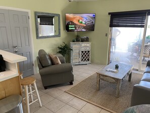 Smart TV, fireplace, stereo - CLEAR water views @Tiki haven! Quick ocean access, Pool, HotTub, FUN! FREE ICE! (Key Colony Beach)