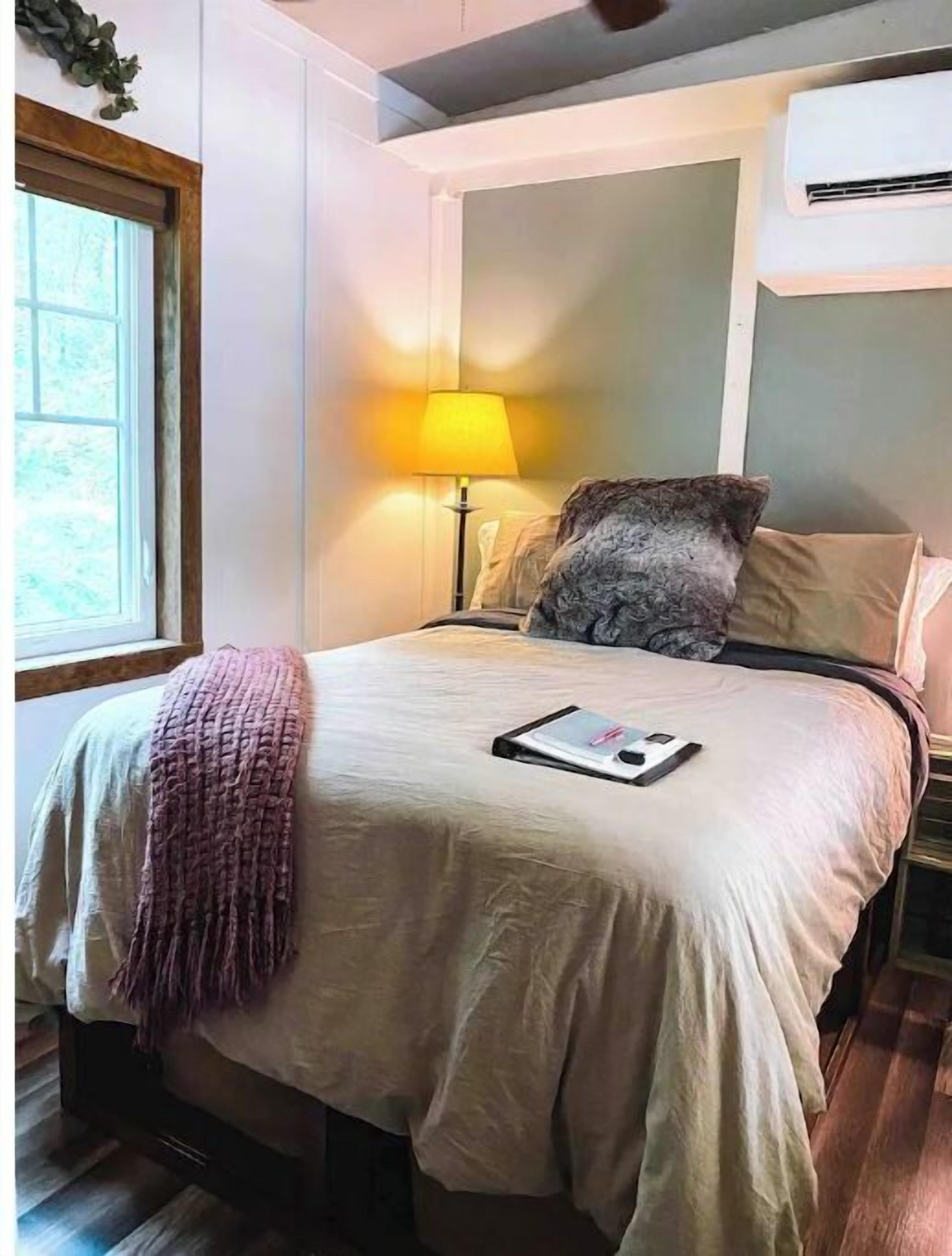 1 slaapkamer, een strijkplank/strijkijzer, wifi, beddengoed