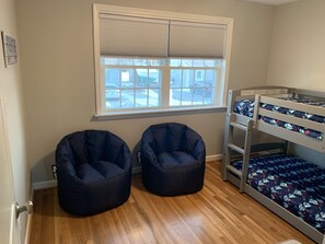4 slaapkamers, een strijkplank/strijkijzer, reisbedje, gratis wifi