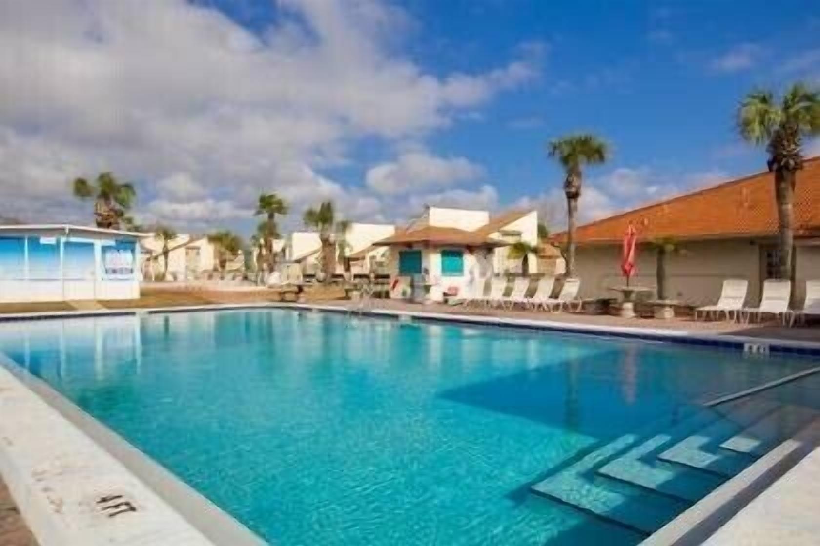 Cozy Condo Across From The Beach!