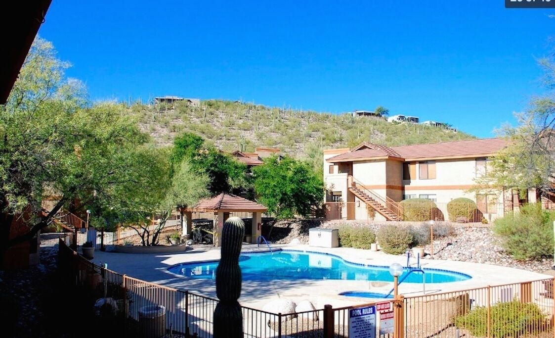 Een buitenzwembad en een verwarmd zwembad