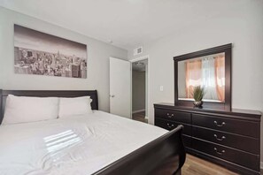 2 bedrooms, WiFi, bed sheets - Fairlane #6 | Classy Cool & Chic (Lansing)