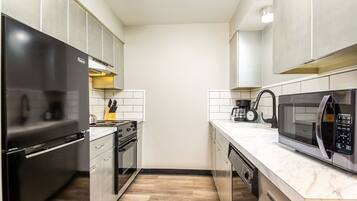 Réfrigérateur, micro-ondes, four, plaque de cuisson