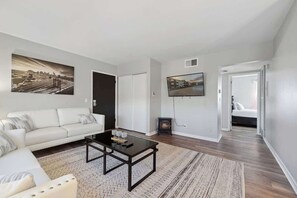 Smart TV - Fairlane #6 | Classy Cool & Chic (Lansing)