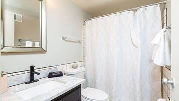 Ensemble douche/baignoire, sèche-cheveux, serviettes fournies, savon