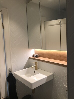 Badewanne, Haartrockner, Handtücher, Seife