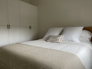 2 Schlafzimmer, Schreibtisch, Bügeleisen/Bügelbrett, WLAN