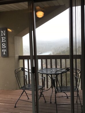 Outdoor dining - Blessed Nest Branson-Penthouse with Lake View. Right next to SDC! (Branson)