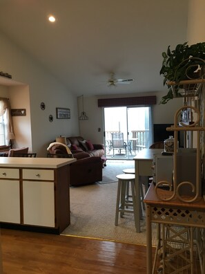 Smart-tv, dvd-spelare, böcker och ett filmbibliotek