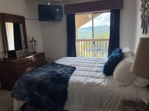 2 bedrooms, desk, iron/ironing board, free WiFi - Blessed Nest Branson-Penthouse with Lake View. Right next to SDC! (Branson)