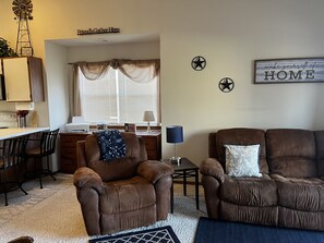 Smart-tv, dvd-spelare, böcker och ett filmbibliotek