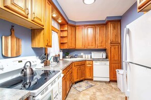 Een koelkast, een magnetron, een oven, een vaatwasser