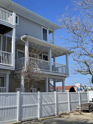 Exterior - Sunburst on 16th A Block from the Beach and Boardwalk! 2 Car Garage Ocean View (Ocean City)
