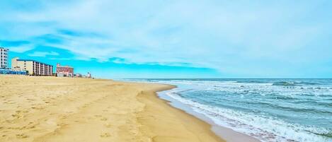 Una playa cerca, sillas reclinables de playa