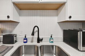 Private kitchen - Lansing Layover#3 | 2 BR - 1 BA (Lansing)